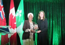 Fété Kimpiobi reçoit le premier Prix de la ministre des Affaires francophones « Remise du prix » – Fété Ngira-Batware Kimpiobi reçoit son prix de la ministre Caroline Mulroney. (Crédit : Christiane Beaupré)