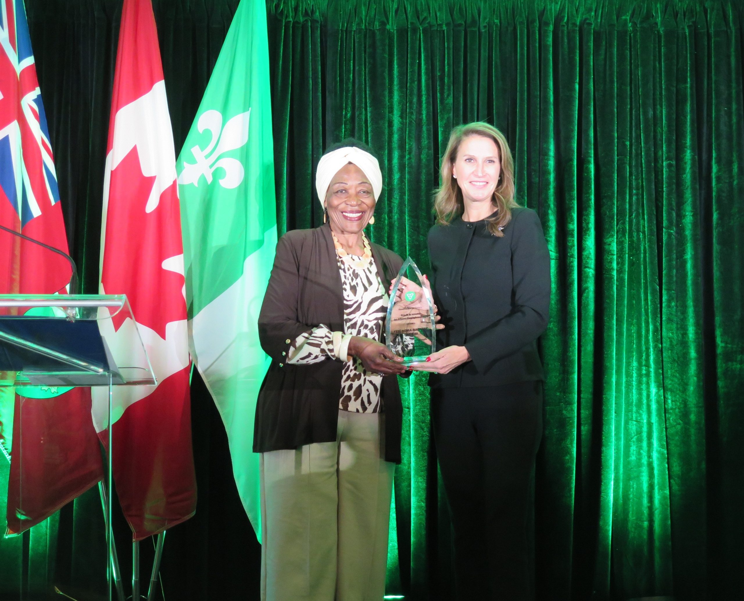 « Remise du prix » – Fété Ngira-Batware Kimpiobi reçoit son prix de la ministre Caroline Mulroney. (Crédit : Christiane Beaupré) « Remise du prix » – Fété Ngira-Batware Kimpiobi reçoit son prix de la ministre Caroline Mulroney. (Crédit : Christiane Beaupré)