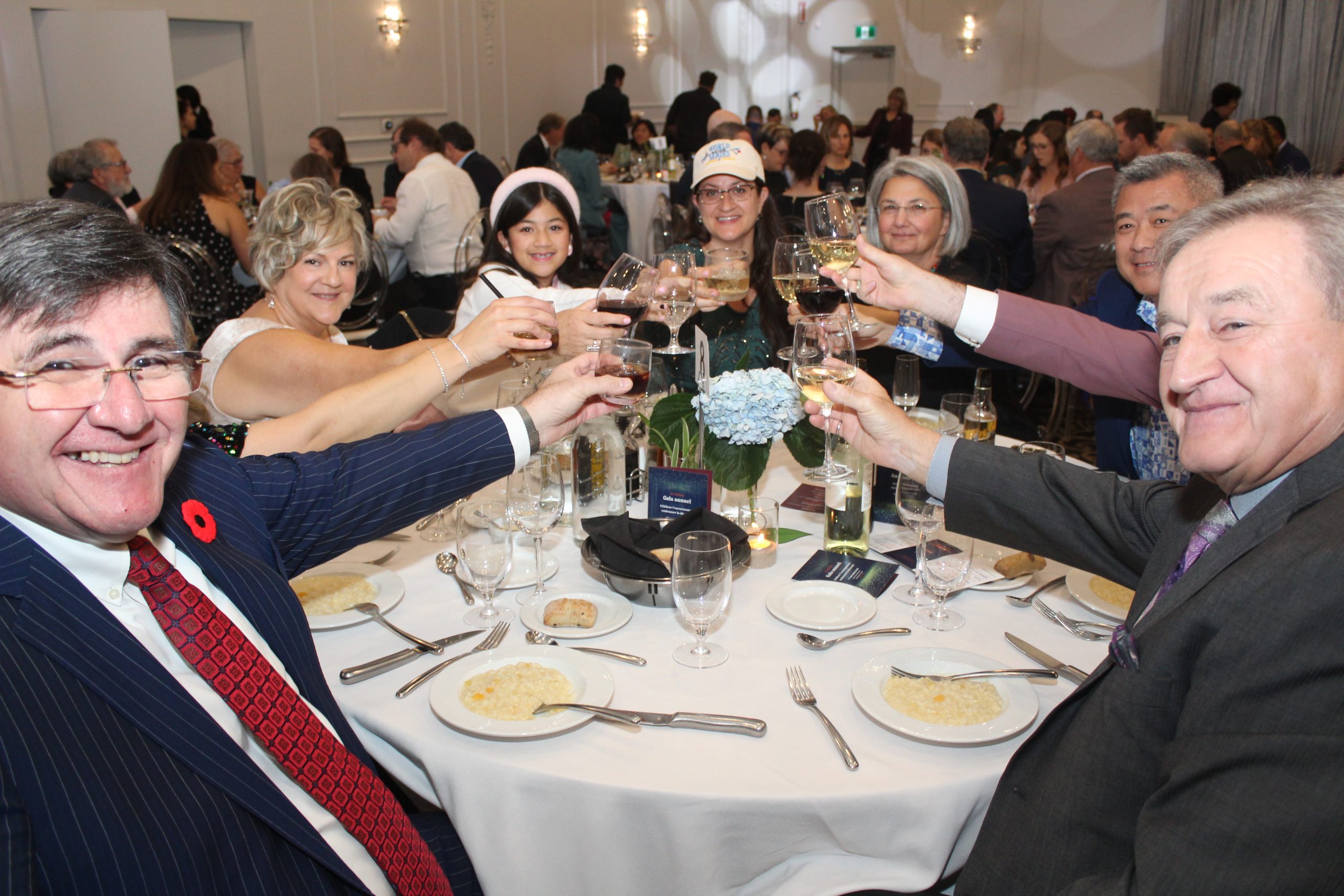 Les invités à la table des donateurs Carole et Steve Mirkopoulos lèvent leurs verres au succès du projet. (Crédit : journal Le Métropolitain)