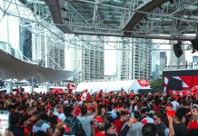 À Toronto, la passion du soccer unit les francophones Des supporteurs canadiens réunis au Centre Harbourfront (Crédit : Ville de Toronto)