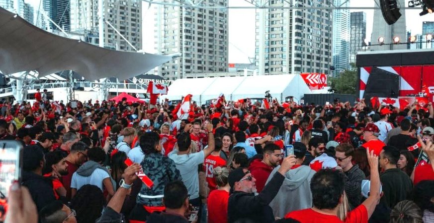 Des supporteurs canadiens réunis au Centre Harbourfront (Crédit : Ville de Toronto)