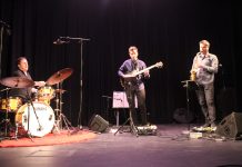 L’Alliance française présente sa programmation culturelle 2026-2027 De gauche à droite : les musiciens Al Bourgeois, Nicolas Ferron et Benjamin Deschamps