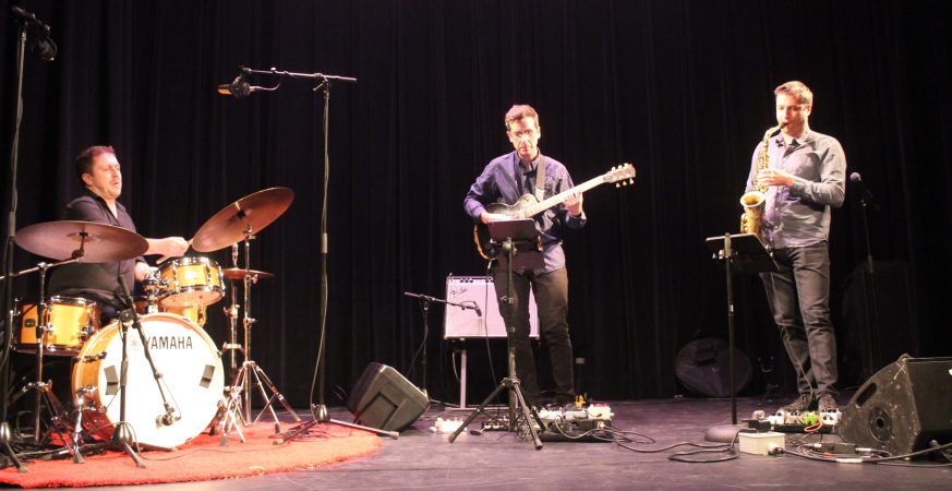 De gauche à droite : les musiciens Al Bourgeois, Nicolas Ferron et Benjamin Deschamps
