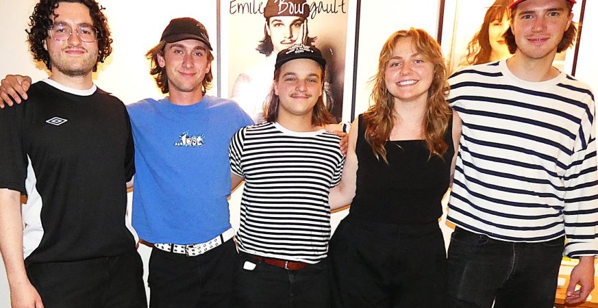 Émile Bourgault (au centre) entouré de ses musiciens (de gauche à droite) Simon Boisseau, Matis de Koninck, Rebecca Legault-Müller et Thomas Saulnier ont participé à la Fête de la musique à l’Alliance française de Toronto. (Crédit : Jolene Zolen)