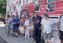 Un historitour au cœur des murales d’Islington Les participants devant une des murales (Crédit : SHT)