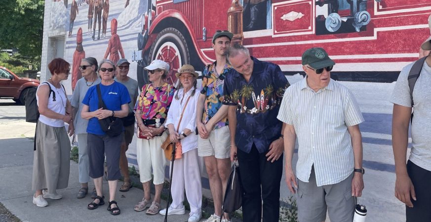 Les participants devant une des murales (Crédit : SHT)