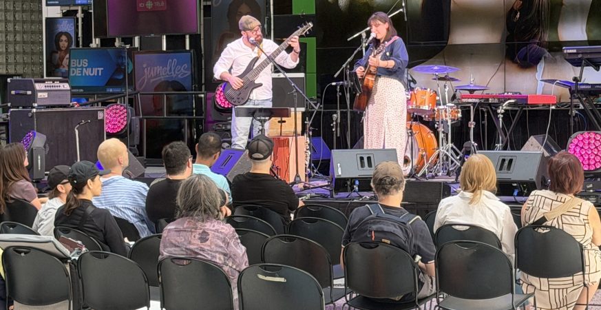 Noémi Madeleine présentait son univers folk Indie à l’atrium de Radio-Canada