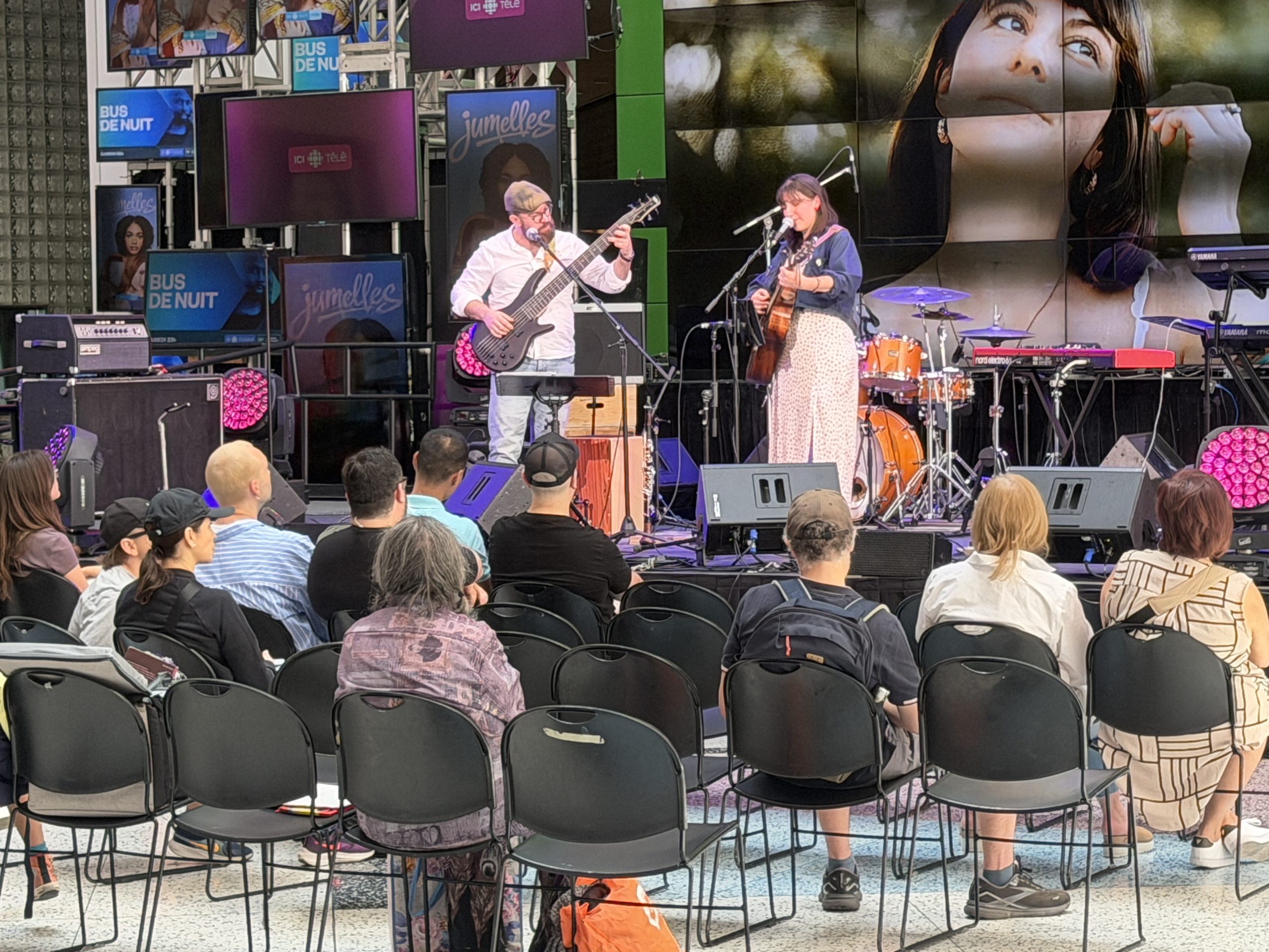 Noémi Madeleine présentait son univers folk Indie à l’atrium de Radio-Canada